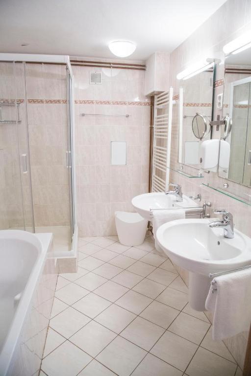 Wellness Hotel Orlik Kozarovice Exteriör bild