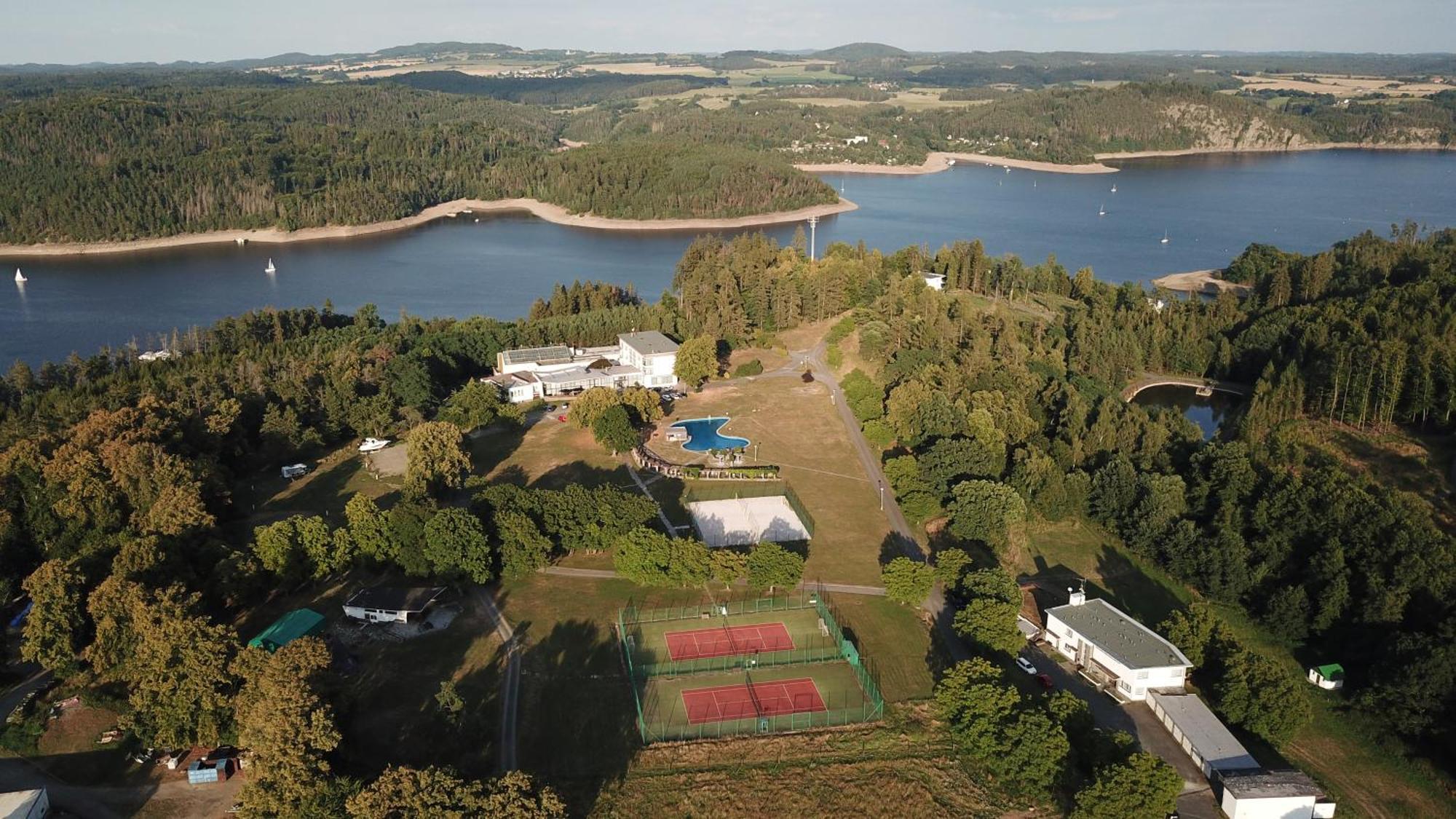 Wellness Hotel Orlik Kozarovice Exteriör bild
